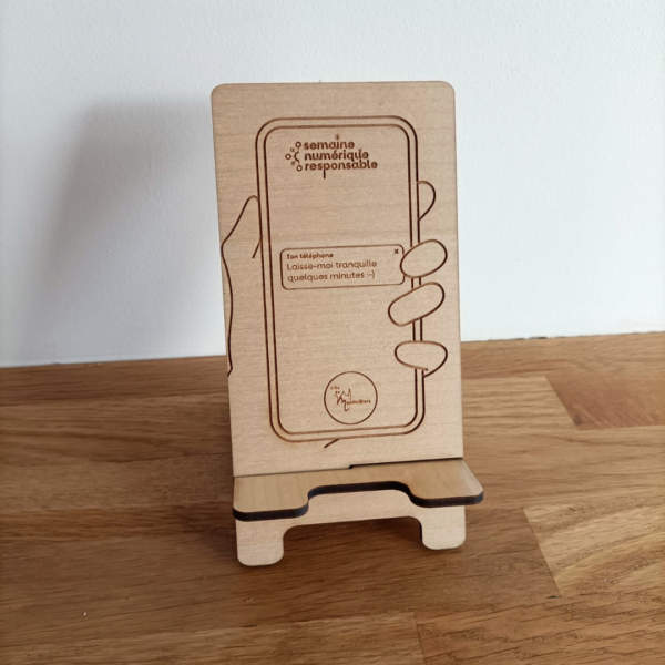 Support de téléphone en bois gravé et personnalisé