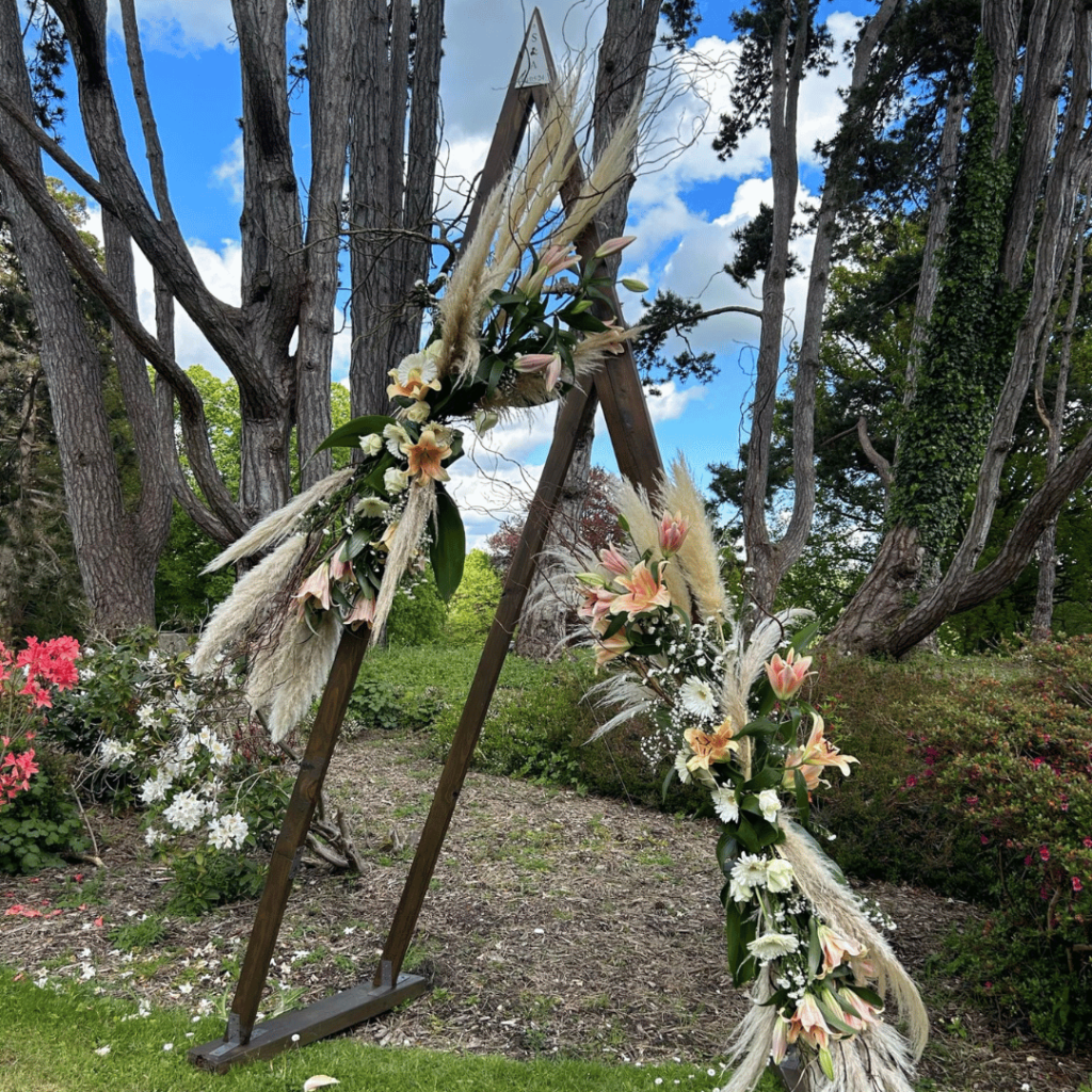 Arche en bois triangle pour cérémonie laïque Le Havre Normandie