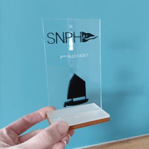 Trophée sur mesure bois et plexiglass pour compétition de voile Le Havre