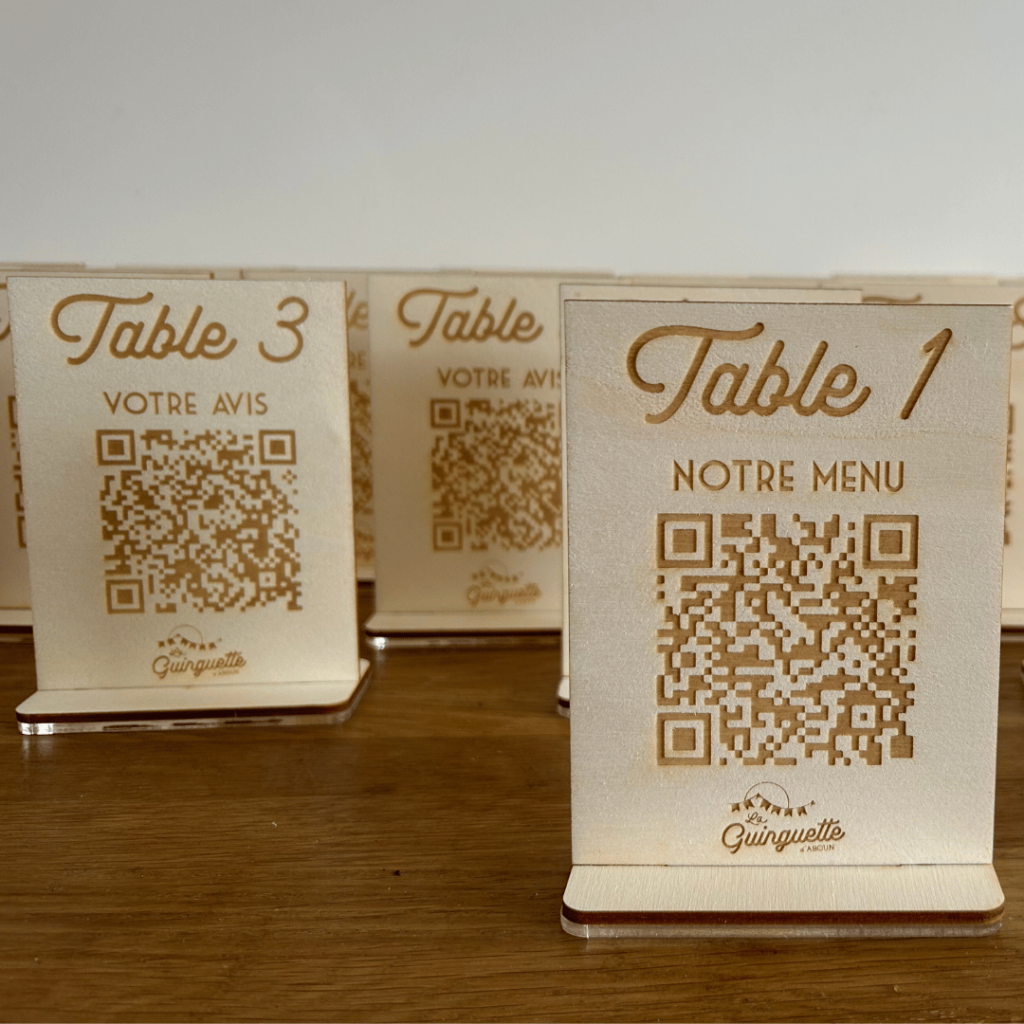 Conception de menus en bois gravés avec QR Code pour restaurant Le Havre