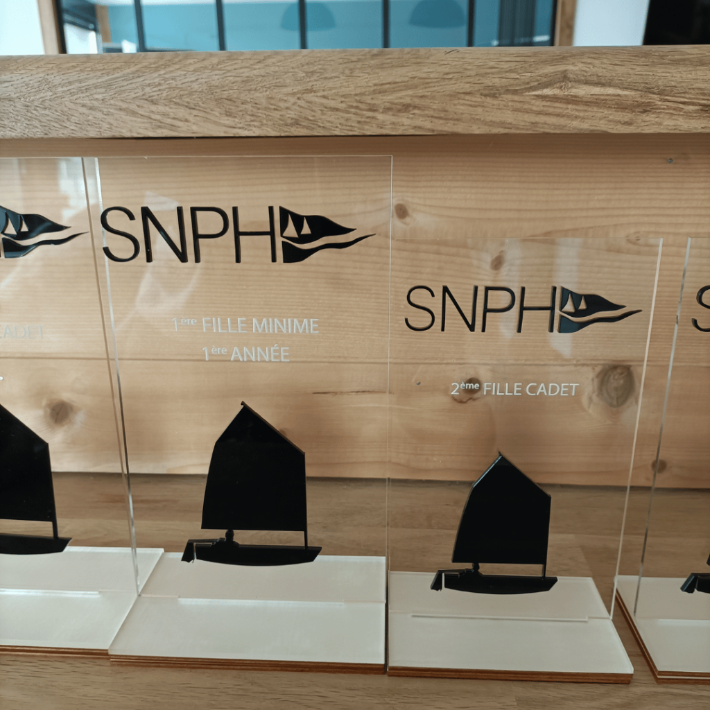 Conception de trophées en plexiglass sur mesure pour compétition club de voile Le Havre