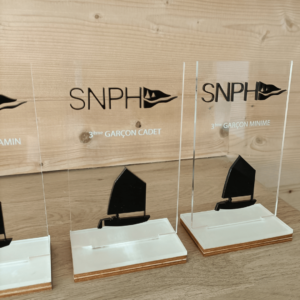 Création de trophée en plexiglass sur mesure au laser pour un club de voile Le Havre